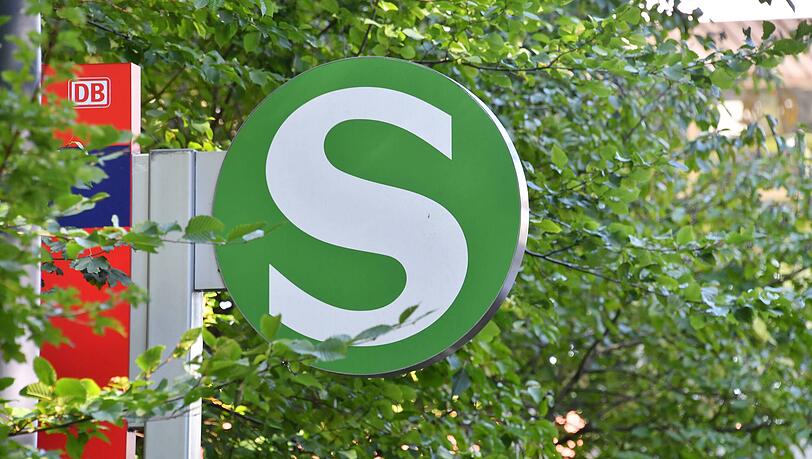 Ein Betrunkener blockiert am Bahnhof Planegg eine S-Bahn: Wegen der entstandenen Betriebsbehinderungen macht die Deutsche Bahn möglicherweise Kosten geltend.