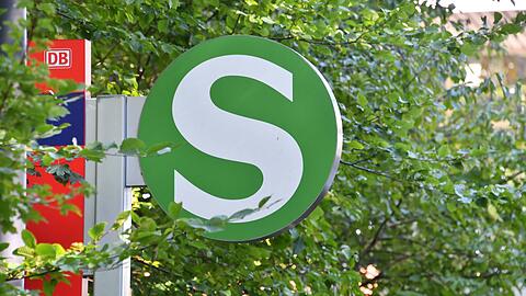 Ein Betrunkener blockiert am Bahnhof Planegg eine S-Bahn: Wegen der entstandenen Betriebsbehinderungen macht die Deutsche Bahn möglicherweise Kosten geltend.
