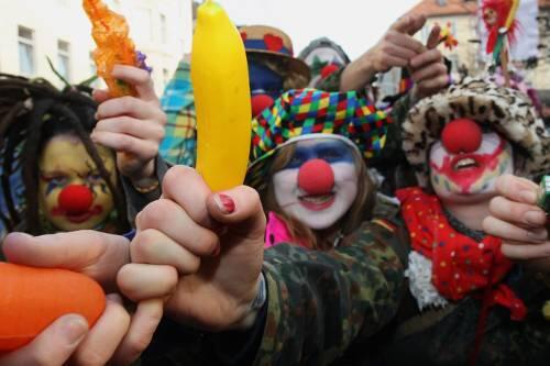 Die Nato-Clowns bringen Farbe in die Demo.