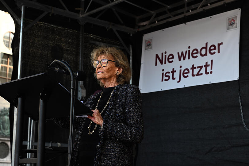 Charlotte Knobloch, Präsidentin der Israelitischen Kultusgemeinde München und Oberbayern, spricht am 6.10.2024 bei der Gedenk- und Demonstrationsveranstaltung "365 Tage – München gegen Antisemitismus" anlässlich des ersten Jahrestages des Überfalls der Hamas auf Israel auf dem Odeonsplatz.