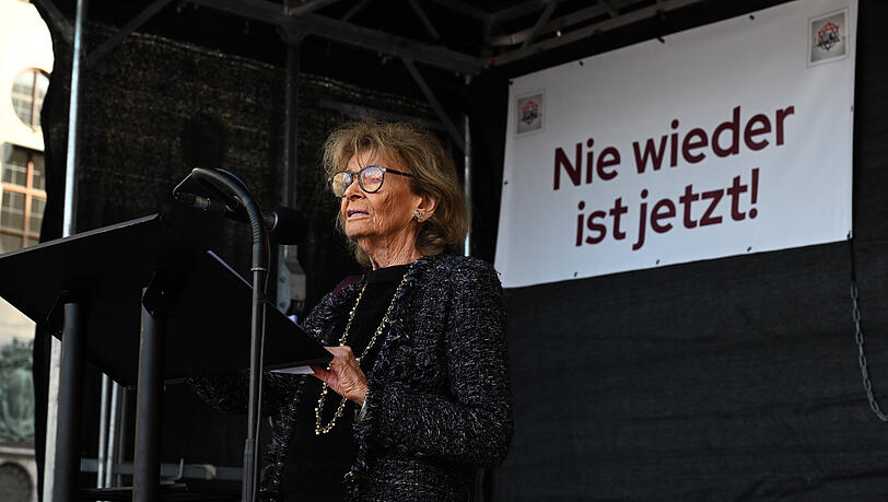 Charlotte Knobloch, Präsidentin der Israelitischen Kultusgemeinde München und Oberbayern, spricht am 6.10.2024 bei der Gedenk- und Demonstrationsveranstaltung "365 Tage – München gegen Antisemitismus" anlässlich des ersten Jahrestages des Überfalls der Hamas auf Israel auf dem Odeonsplatz. Charlotte Knobloch, Präsidentin der Israelitischen Kultusgemeinde München und Oberbayern, spricht am 6.10.2024 bei der Gedenk- und Demonstrationsveranstaltung "365 Tage – München gegen Antisemitismus" anlässlich des ersten Jahrestages des Überfalls der Hamas auf Israel auf dem Odeonsplatz.