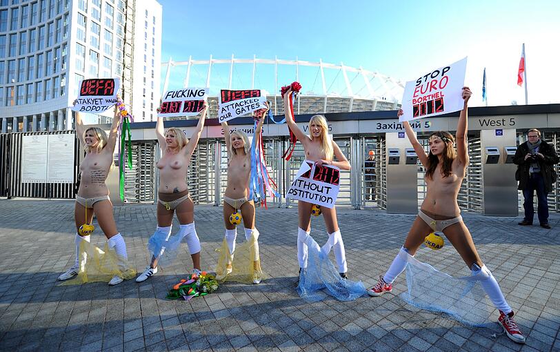 Oben ohne protestieren Frauen der Organisation FEMEN in Kiew gegen Prostitution - die ihrer Meinung nach zur Fußball-EM rapide zunehmen wird.