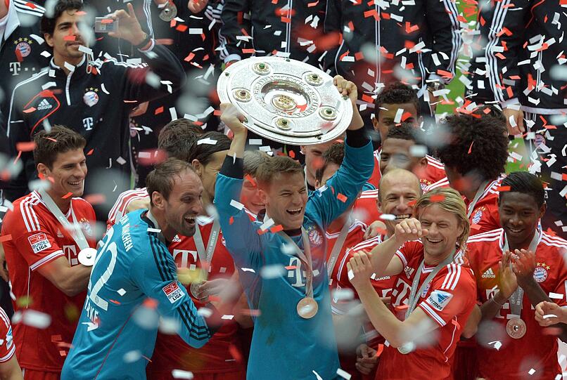 Gut festhalten: Manuel Neuer hat das Ding!