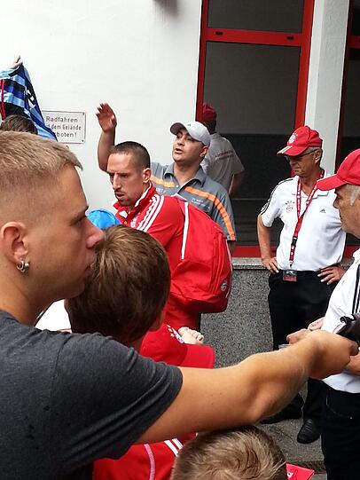 Auf dem Weg von der Säbener Straße zum Mannschaftshotel. Die Bayern-Stars gaben wartenden Fans vor dem Bundesliga-Auftakt noch ein paar Autogramme. Hier die Bilder.