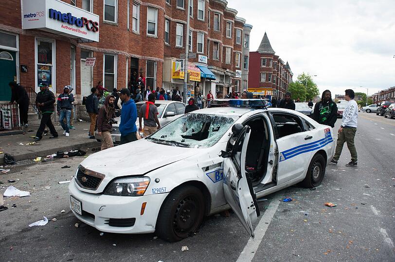 In Baltimore entlädt sich nach der Beerdigung Freddie Grays eine Welle der Gewalt. Die Bilder.