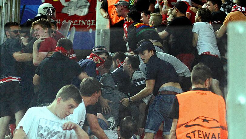 Vor dem Spiel ist es im Gästeblock zu Auseinandersetzungen zwischen Bayern-Anhängern und der griechischen Polizei gekommen. Vor dem Spiel ist es im Gästeblock zu Auseinandersetzungen zwischen Bayern-Anhängern und der griechischen Polizei gekommen.