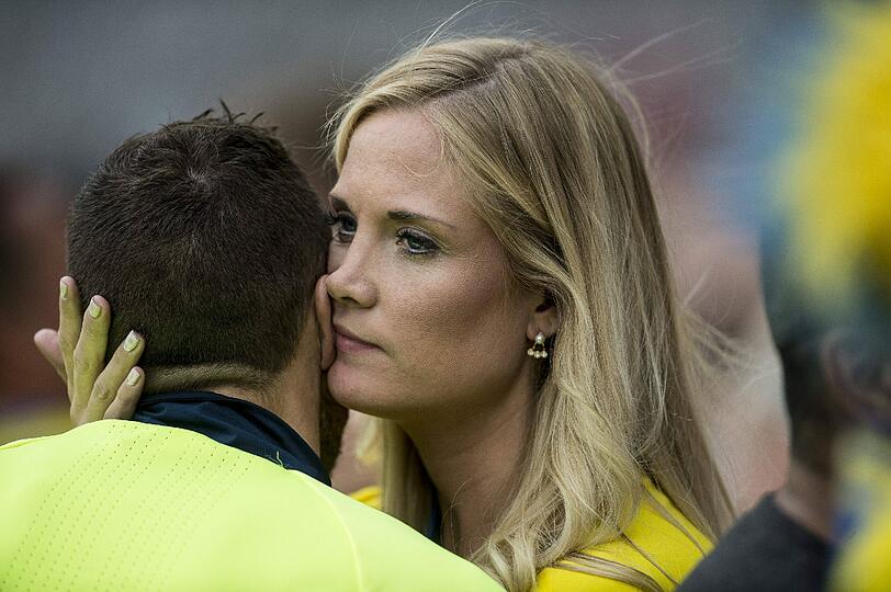 Schweden-Stürmer Marcus Berg holt sich von Josefine Ringblom-Berg nach der 0:1-Niederlage gegen Italien Streicheleinheiten ab.