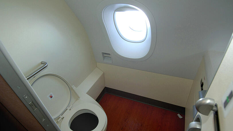 Auch auf Flugzeugtoiletten herrscht Rauchverbot.