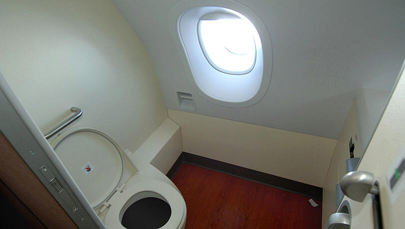Auch auf Flugzeugtoiletten herrscht Rauchverbot. Auch auf Flugzeugtoiletten herrscht Rauchverbot.