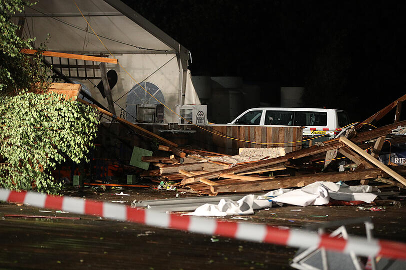 Das schwere Unwetter forderte bei einem Österreichischen Feuerwehr-Fest zwei Todesopfer. Die Bilder vom Unglücksort.