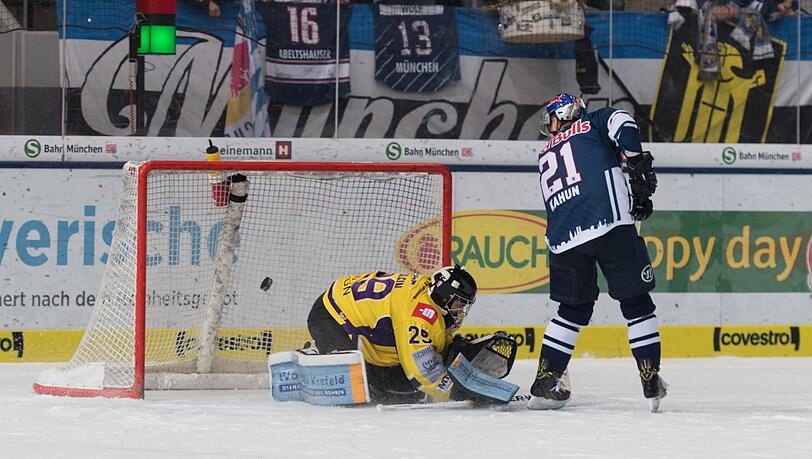 Kahun (r.) mit dem entscheidenen Penalty. Kahun (r.) mit dem entscheidenen Penalty.