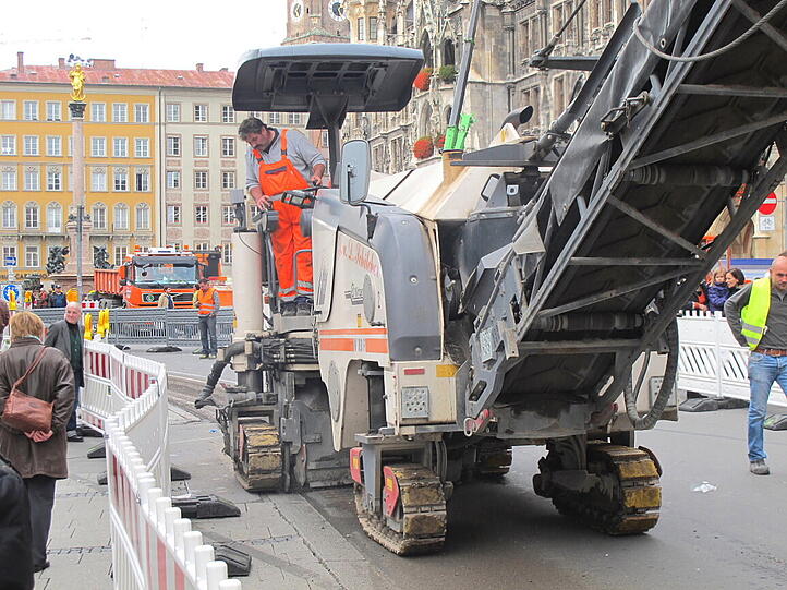 Große Maschinen sind Blickfänge - vor allem, wenn sie direkt am Marienplatz oder in der Fußgängerzone eingesetzt werden. Und vor allem für Männer.