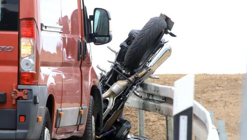Das Motorrad steht auf dem Vorderrad zwischen Leitplanke und Kleintransporter. Das Motorrad steht auf dem Vorderrad zwischen Leitplanke und Kleintransporter.
