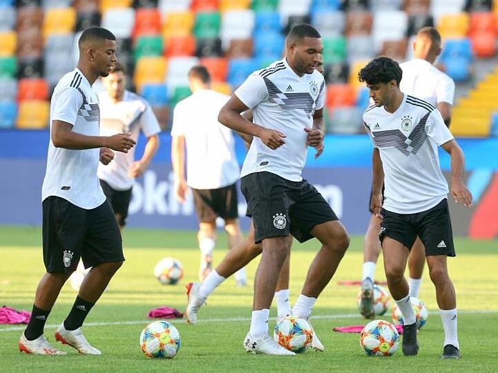 Benjamin Henrichs (l-r), Jonathan Tah und Mahmoud Dahoud beim Training.