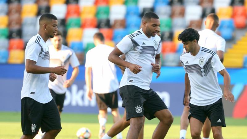 Benjamin Henrichs (l-r), Jonathan Tah und Mahmoud Dahoud beim Training. Benjamin Henrichs (l-r), Jonathan Tah und Mahmoud Dahoud beim Training.