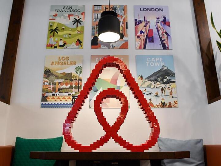 Das Logo des Apartment-Vermittlers Airbnb.