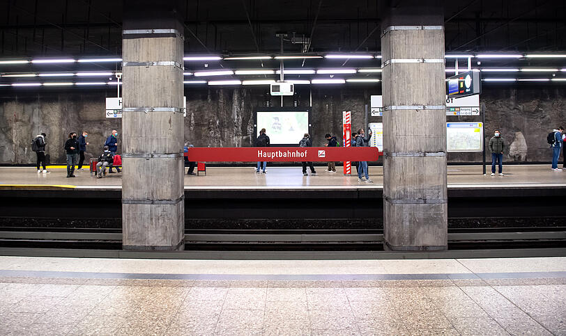Trotz Streiks warteten am Dienstagmorgen einige Fahrgäste am Hauptbahnhof auf eine U-Bahn.