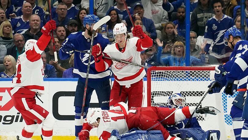 Moritz Seider (M.) scorte zwar, aber verlor mit den Detroit Red Wings.