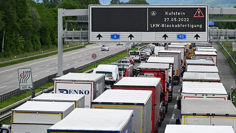 Fahrzeuge stehen beim Autobahndreieck Inntal am Grenzübergang Kufstein im Stau.
