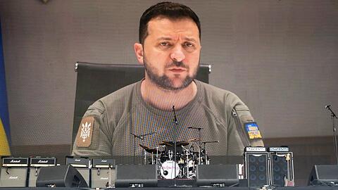 Wolodymyr Selenskyj hat den ersten musikalischen Tag des Glastonbury-Festivals eröffnet.