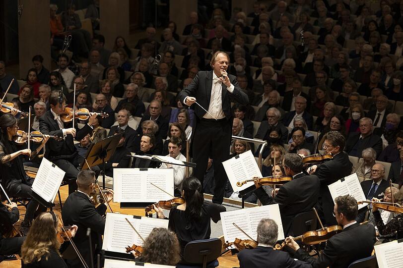 Thomas Hengelbrock dirigiert das Symphonieorchester des Bayerischen Rundfunks im Herkulessaal.