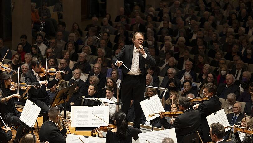 Thomas Hengelbrock dirigiert das Symphonieorchester des Bayerischen Rundfunks im Herkulessaal.