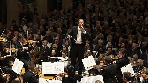 Thomas Hengelbrock dirigiert das Symphonieorchester des Bayerischen Rundfunks im Herkulessaal.