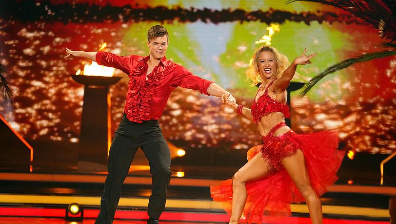Taliso Engel tanzte an der Seite von Kathrin Menzinger. Noch vor Kurzem war er am Ballermann – feiern anstatt von Tanztraining stand auf dem Programm. Taliso Engel tanzte an der Seite von Kathrin Menzinger. Noch vor Kurzem war er am Ballermann – feiern anstatt von Tanztraining stand auf dem Programm.