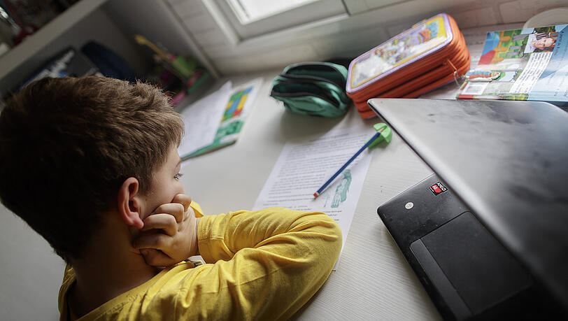 Ein Kind macht seine Hausaufgaben. Nicht bei allen Schülern reicht das, um das Klassenziel zu erreichen.