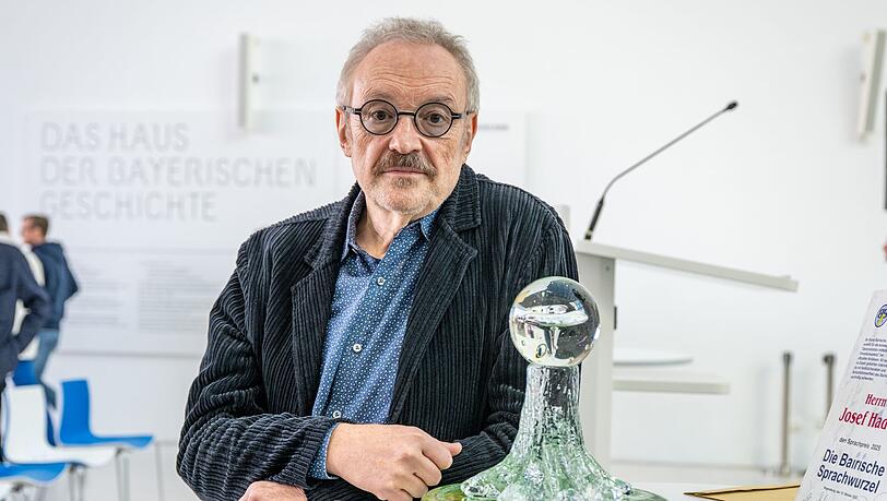 Der österreichische Kabarettist Josef Hader ist mit der "Bairischen Sprachwurzel" geehrt worden.