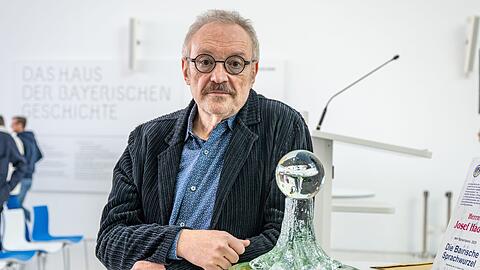 Der österreichische Kabarettist Josef Hader ist mit der "Bairischen Sprachwurzel" geehrt worden.