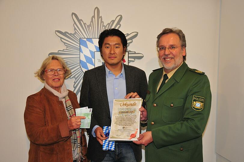 200 Euro als Dank: Han K. wird für seine Zivilcourage von Elisabeth Schosser und Polizeivize Robert Kopp belobigt.