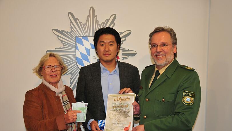 200 Euro als Dank: Han K. wird für seine Zivilcourage von Elisabeth Schosser und Polizeivize Robert Kopp belobigt. 200 Euro als Dank: Han K. wird für seine Zivilcourage von Elisabeth Schosser und Polizeivize Robert Kopp belobigt.
