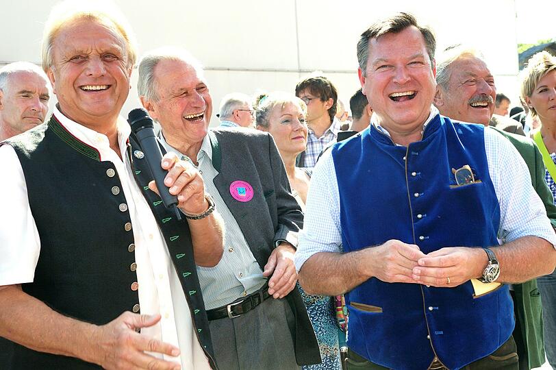 Hat nicht nur gut lachen, wenn es um die Wiesn geht: Josef Schmid (re.). Auch die restliche Münchner Wirtschaft brummt.
