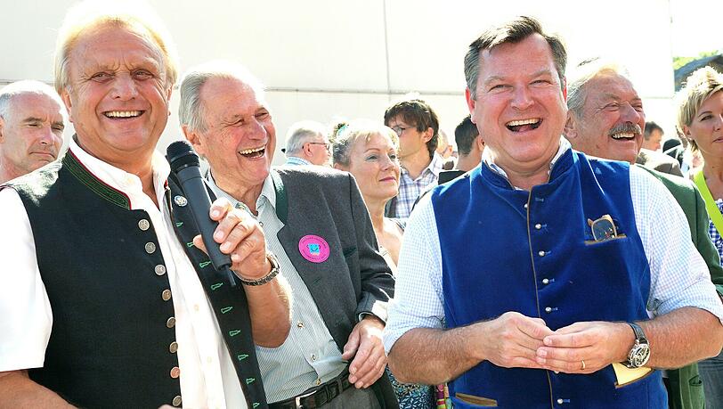 Hat nicht nur gut lachen, wenn es um die Wiesn geht: Josef Schmid (re.). Auch die restliche Münchner Wirtschaft brummt.