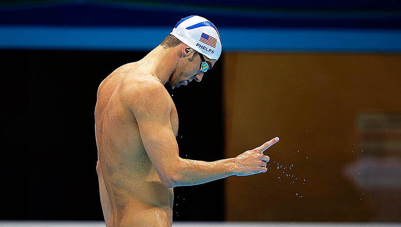 Bei seiner fünften Olympiade wird Michael Phelps eine große Ehre zuteil. Bei seiner fünften Olympiade wird Michael Phelps eine große Ehre zuteil.