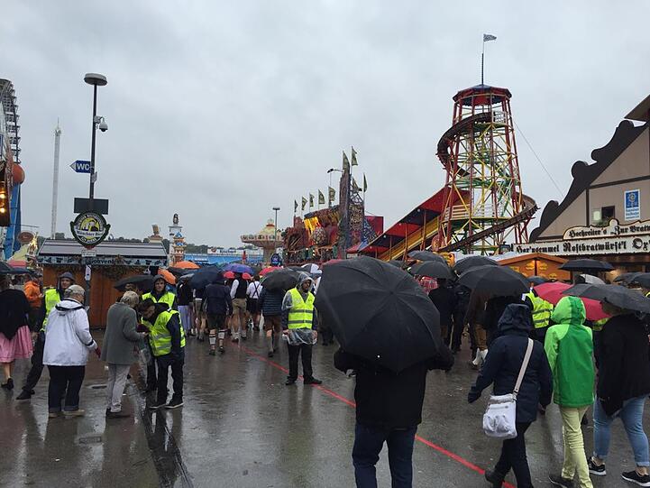 "Okulare Kontrolle", so nennt Wiesn-Chef Josef Schmid (CSU) das. Die Herrschaften in gelb schauen tatsächlich genau in jede Tasche. Wer ohne kommt, hat eine Einlassverzögerung von: exakt null Sekunden.