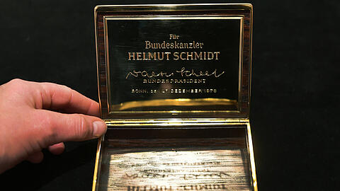 Eine Zigarettenschatulle von Ex-Bundeskanzler Helmut Schmidt wird im Auktionshaus Schloss Ahlden präsentiert. Die Dose trägt den Bundesadler als Relief, die Inschriften «Einigkeit, Recht, Freiheit».