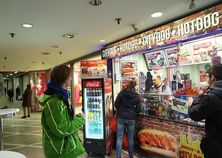 Verkäufer Enzo vom Hot-Dog-Stand &bdquo;City Dog&ldquo; ist gespannt. &bdquo;Ich habe die Baustellle seit Monaten direkt vor meiner Nase&ldquo;, sagt er hinterm Tresen unter dem Elisenhof.