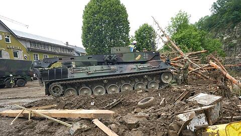 Ein Leopard-Bergepanzer der Bundeswehr ist in Schuld (Kreis Ahrweiler) im Einsatz, um Schutt zu räumen.