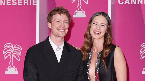 Sie spielen Willem-Alexander und Máxima: Der Niederländer Martijn Lakemeier und die Argentinierin Delfina Chaves strahlen bei der Weltpremiere der Serie in Cannes. Die Serie lief dort außer Konkurrenz.