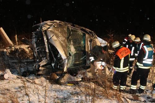 Aus diesem Wrack konnte sich der Fahrer nur leicht verletzt retten.