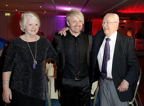 Ross Antony mit seinen Eltern Vivien und Denis (&dagger;) Catterall im M&auml;rz 2015.