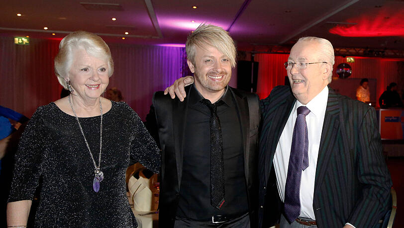 Ross Antony mit seinen Eltern Vivien und Denis (†) Catterall im März 2015. Ross Antony mit seinen Eltern Vivien und Denis (†) Catterall im März 2015.