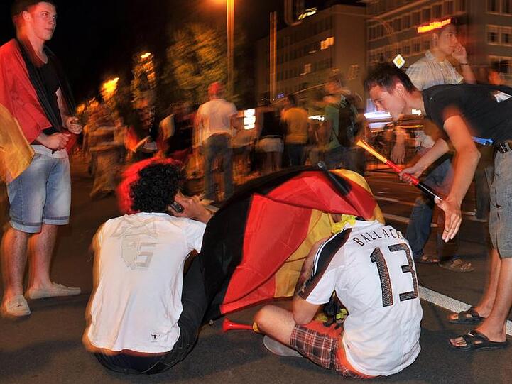 Lange Gesichter auf den Public Viewing-Plätzen nach dem 0:1 für Deutschland gegen Spanien.