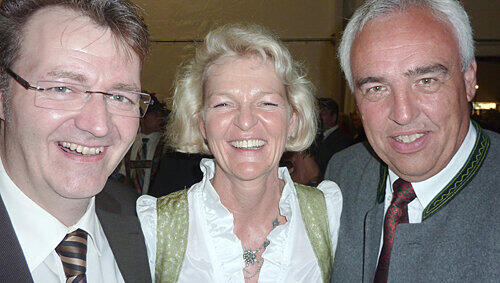 MdB Michael Frieser, seine Frau Stefanie, BMW-Manager Hans-Rainer Schröder. MdB Michael Frieser, seine Frau Stefanie, BMW-Manager Hans-Rainer Schröder.