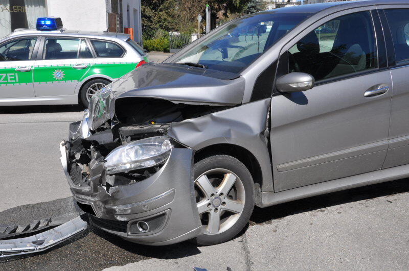 Ein Mercedesfahrer missachtet die Vorfahrt und knallt in einen VW.
