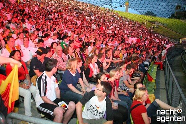 Public Viewing im Olympiastadion: So fieberten die Fans mit der deutschen Mannschaft.