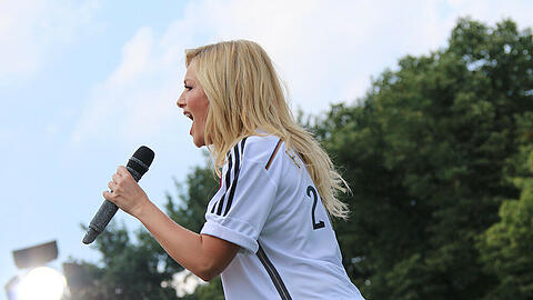 Selbst Profi-Kickern lässt Helene Fischer keine Chance