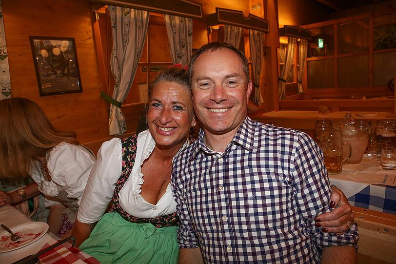 Raphaela Ackermann und Benedict Rodenstock feiern im Schützenzelt